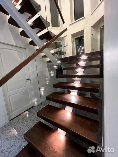 Лестница с площадкой на второй этаж