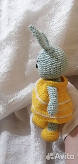 Вязаная игрушка заяц