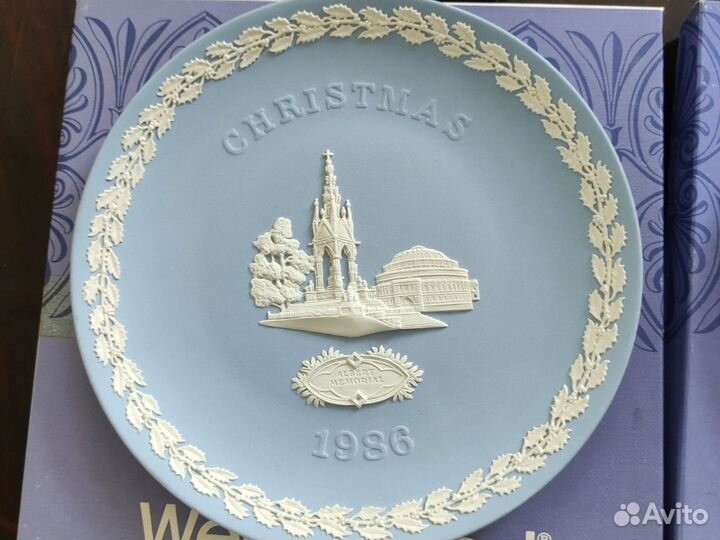 Тарелка 1986, 1987, 1990 Бисквитн фарфор Wedgwood