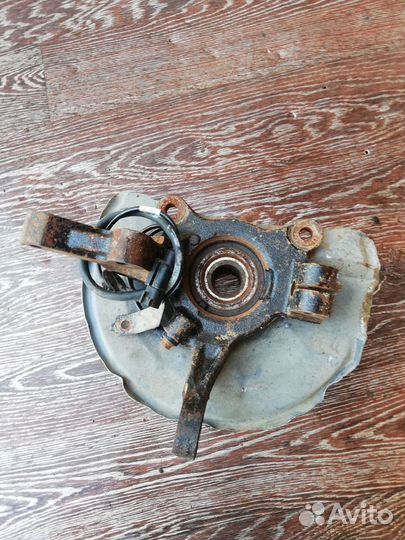 Кулак передний левый Mitsubishi Lancer X 10 2007)