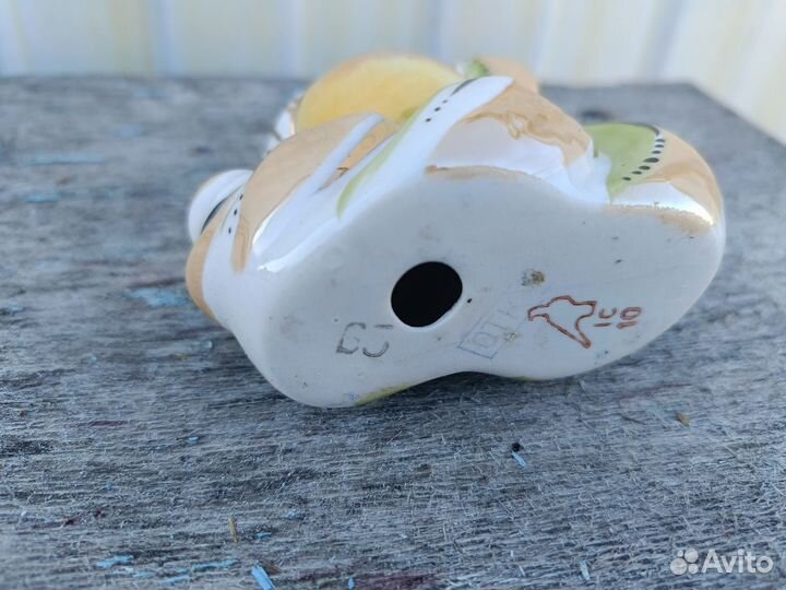 Статуэтка змея с яблоком фарфор