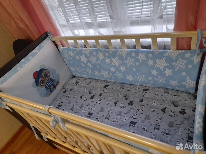 Детская кроватка с маятником