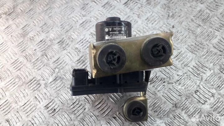 Блок управления тормозами/насос ABS Volkswagen Tou