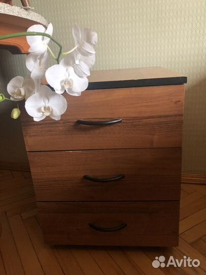 Тумбочка высота 57 см, ширина 44 см, глубина 49 см