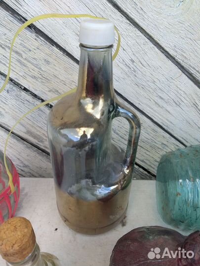 Старинные бутылки и кружка соты