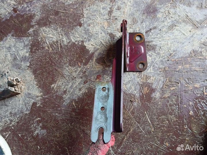 Петля капота левая Мазда 626