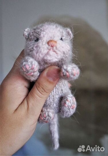 Спящий вязаный реалистичный котёнок в корзинке