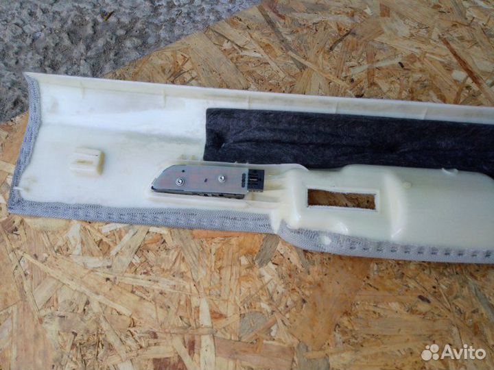 Обшивка салона задняя правая Audi A8 D4 long 4.2