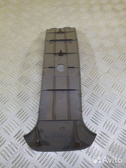 Обшивка стойки центральной правой Nissan Np300