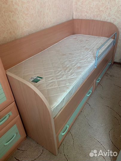 Детская кровать и шкаф