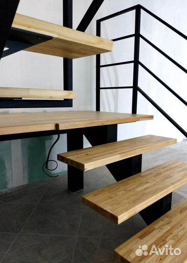 Лестница на металлокаркасе красивая