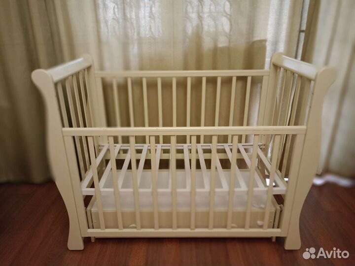 Кровать детская с маятником