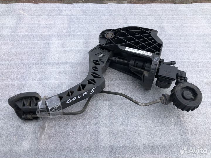 Педаль сцепления на VW Golf 5 2.0