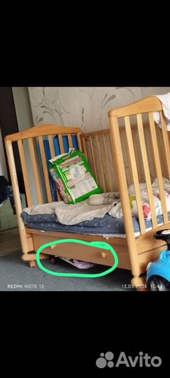 Детская кроватка с маятником и ящиком