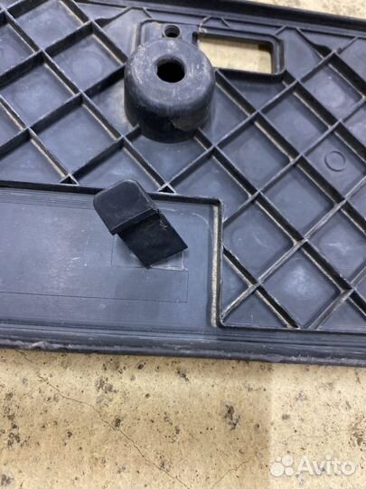 Площадка номерного знака Toyota Rav4 2005-2013