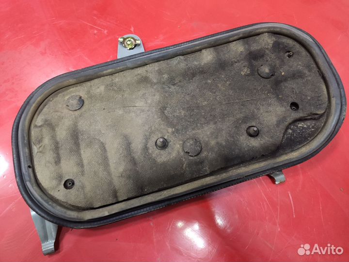 Крышка двигателя левая Toyota Estima