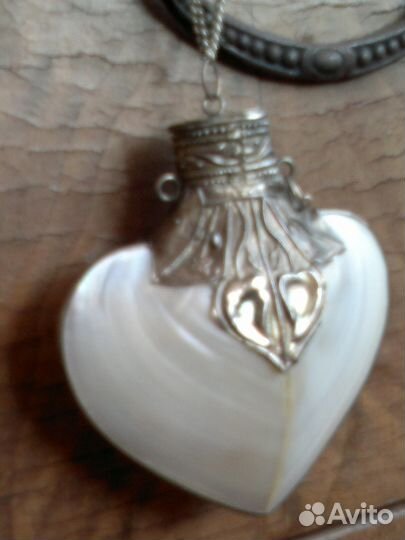 Изящное сердечко из перламутра в оправе