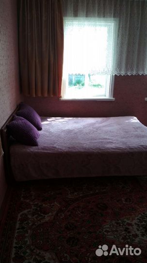 Двухспальная кровать и шкаф