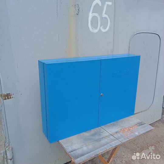 Навесной инструментальный шкаф