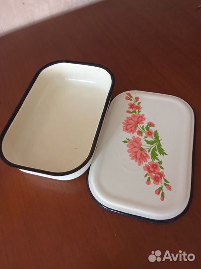 Лоток эмалированный и кружки