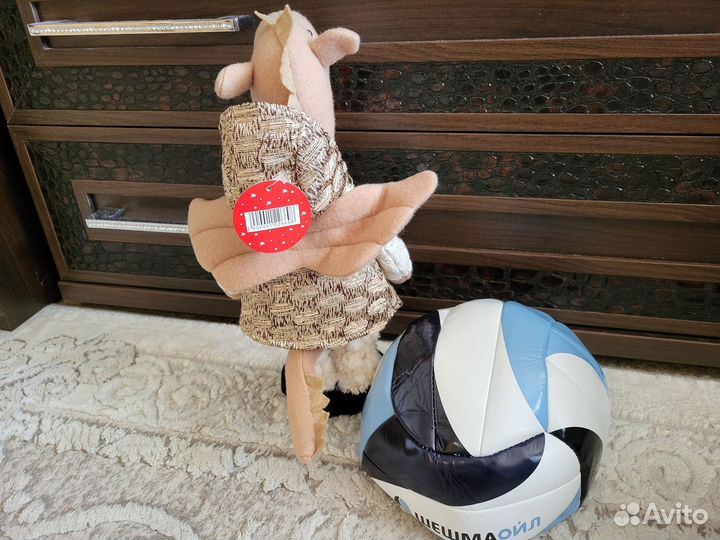 Подарок игрушка и мяч