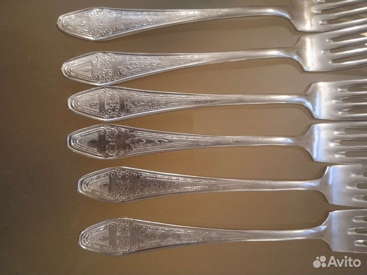 Хрустальная ваза и столовые приборы прошлого века