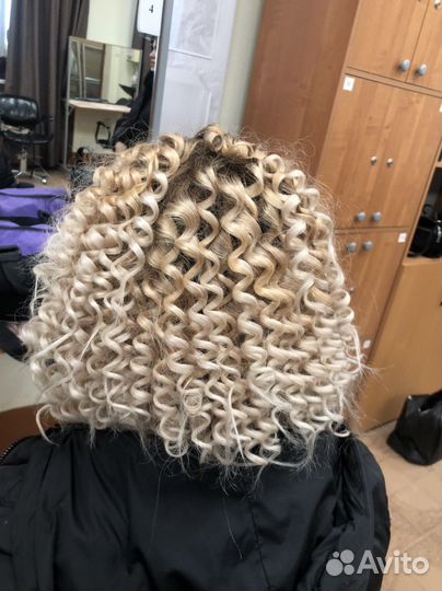 Модель на афрокудри