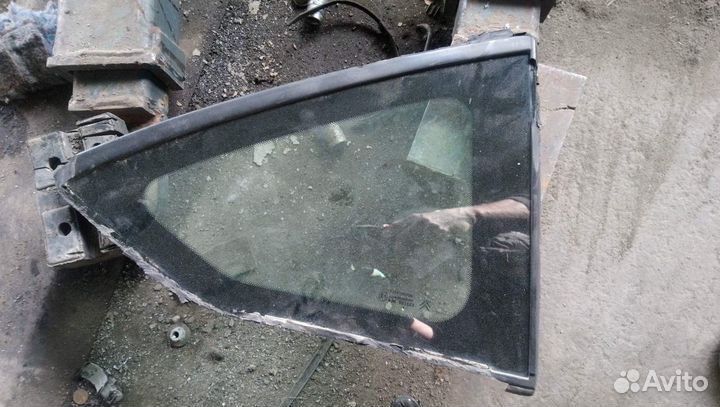 Стекло кузовное глухое правое для Citroen C4 2005