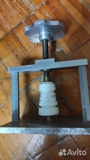 Пресс часовой для закрытия часов винтовой