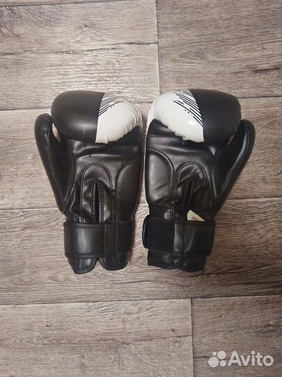 Боксерские перчатки 10 oz новые
