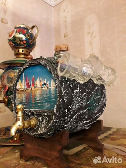 Бочонок для напитков и набор рюмок