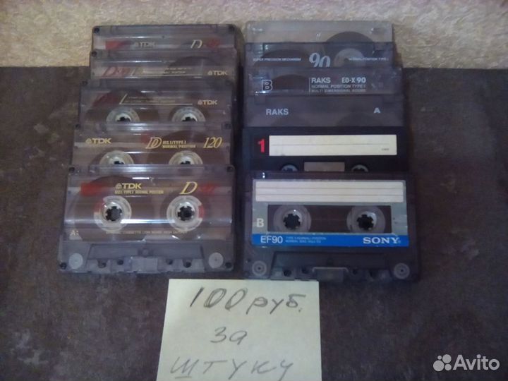 Аудио кассеты и подставка