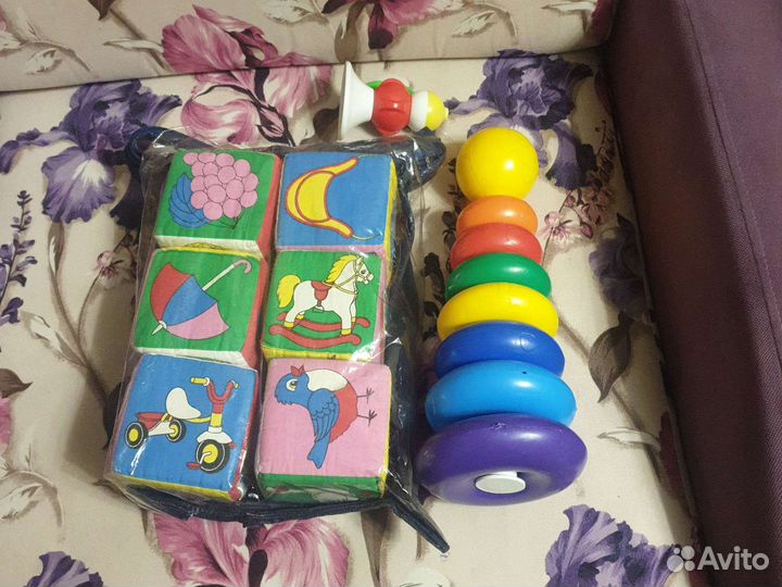 Пирамидка, кубик мягкая, и погремушка
