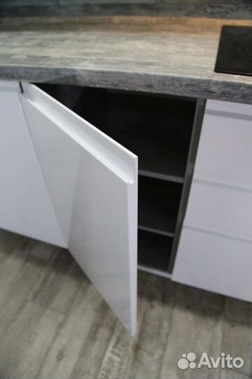 Кухня под потолок с интегрированной ручкой