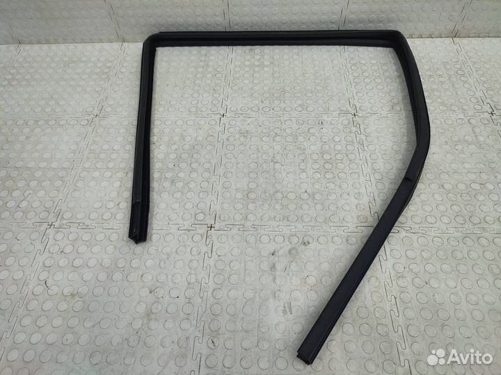 Уплотнитель стекла двери задний правый Лада Гранта