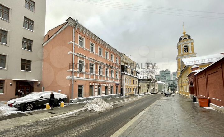 Здание 2 этажа и подвал с окнами - 706 м²