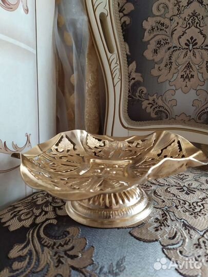 Метал ваза золотая