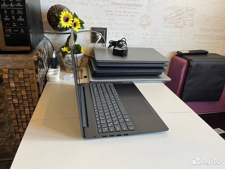 Новый,быстрый с FullHD экраном 8гб SSD 10е пок