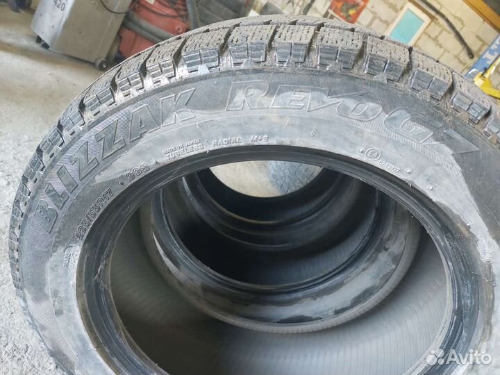 Bridgestone Blizzak Revo GZ 235/55 R17