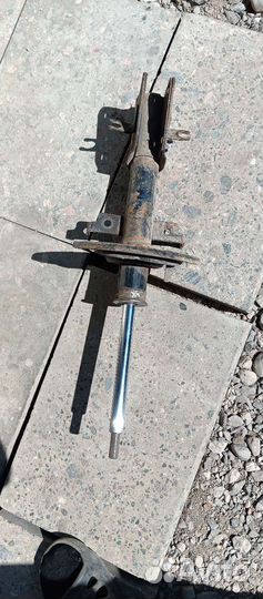 Renault Laguna передний левый стойка