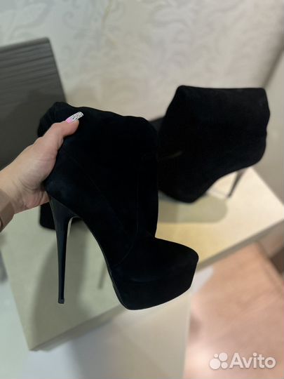 Сапоги замшевые ботфорты на высоком каблуке 35-36