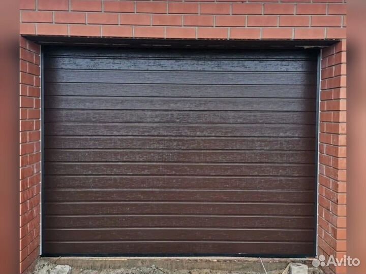 Секционные ворота Alutech для гаража