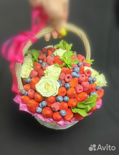 Корзина с цветами и ягодами