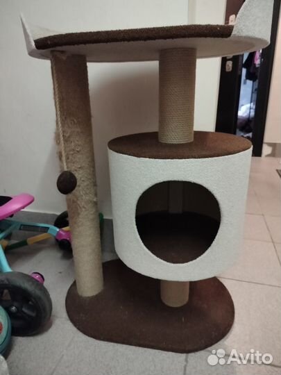 Домик, лежанка с когтеточкой для кошек