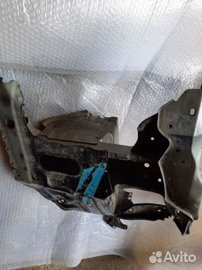 Левая часть телевизра передняя левая Toyota Land