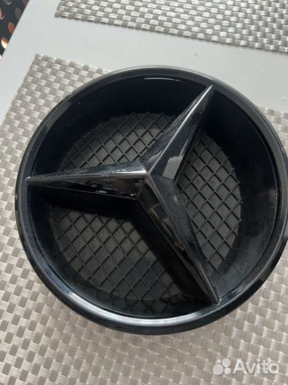 Эмблема в решетку радиатора Mercedes-Benz GLE