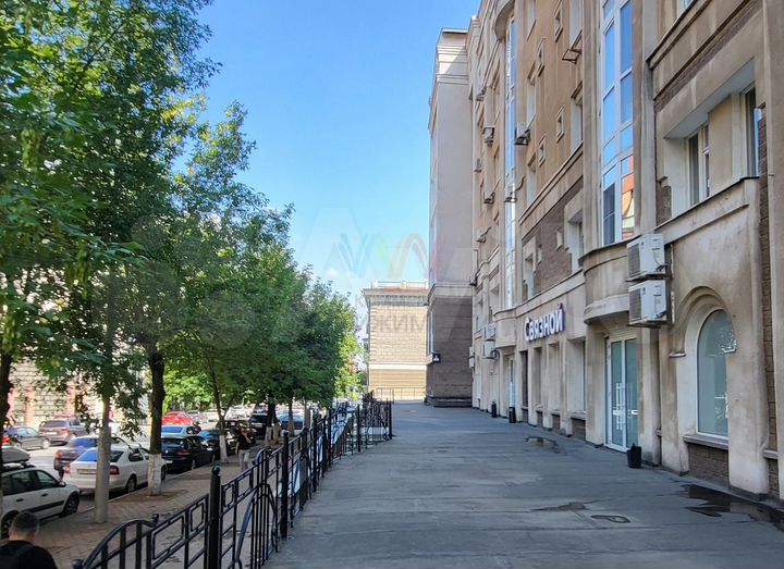 Торговая площадь с витражами в центре Уфы