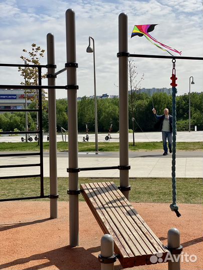 Тренер в парке, выезд, похудение, растяжка