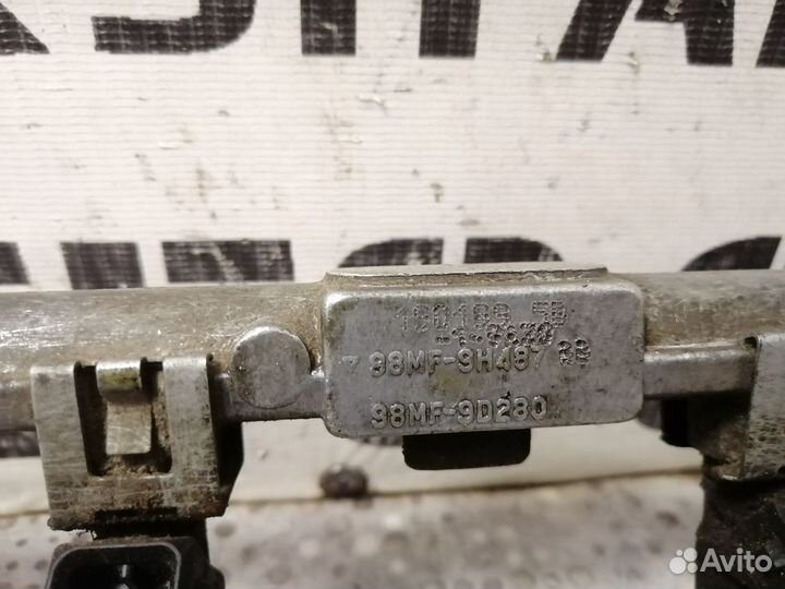 Рейка топливная с форсунками для Ford Focus I