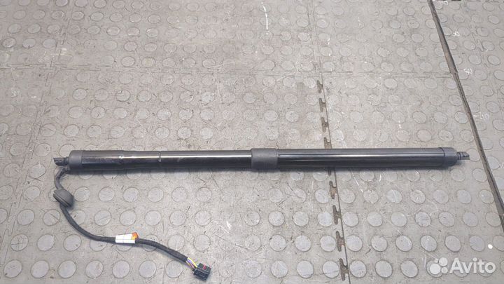 Амортизатор крышки багажника левый Volvo XC60 2017, 2019